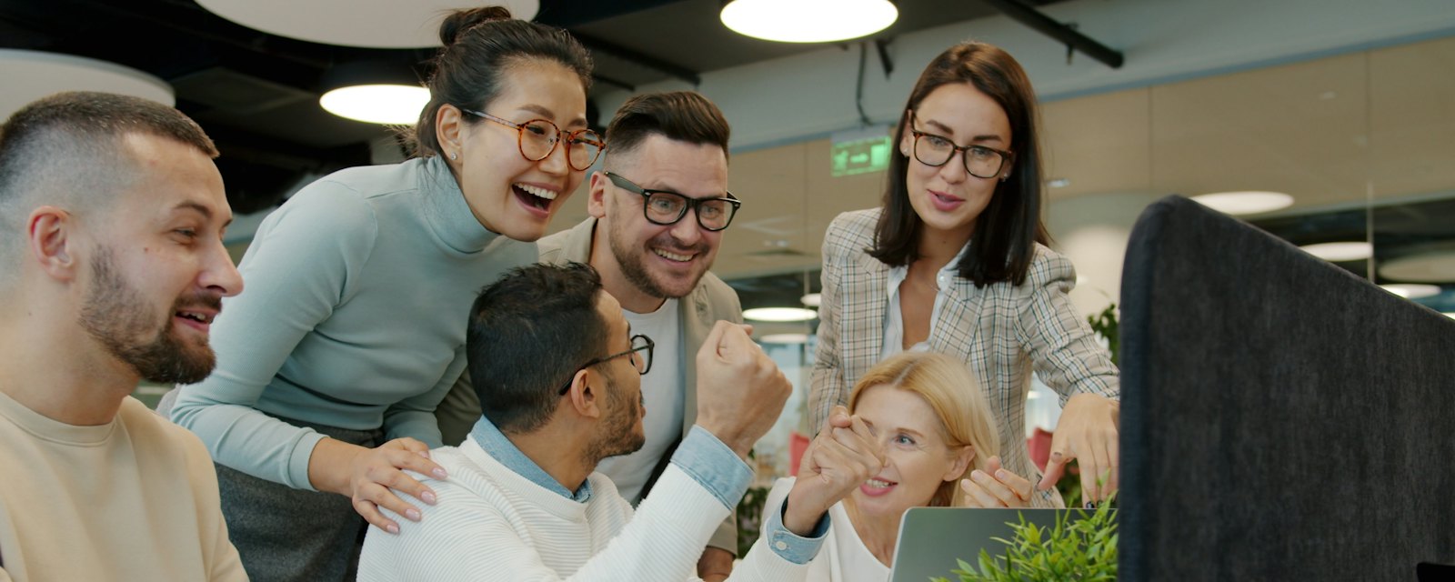 Ein Team feiert im Büro ein gutes Ergebnis